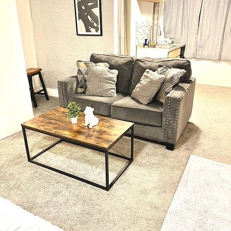 Two Bedroom Villa Studio With Fireplace & Living Room デトロイト エクステリア 写真