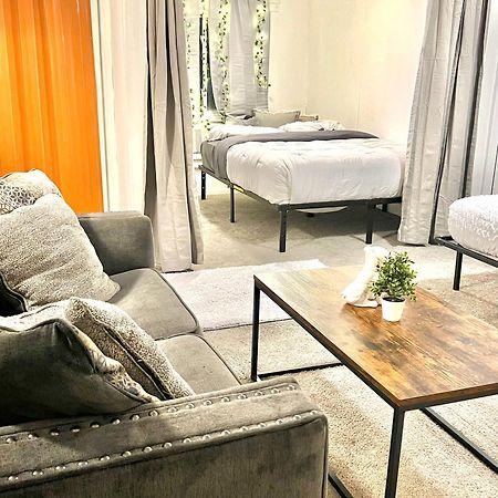 Two Bedroom Villa Studio With Fireplace & Living Room デトロイト エクステリア 写真