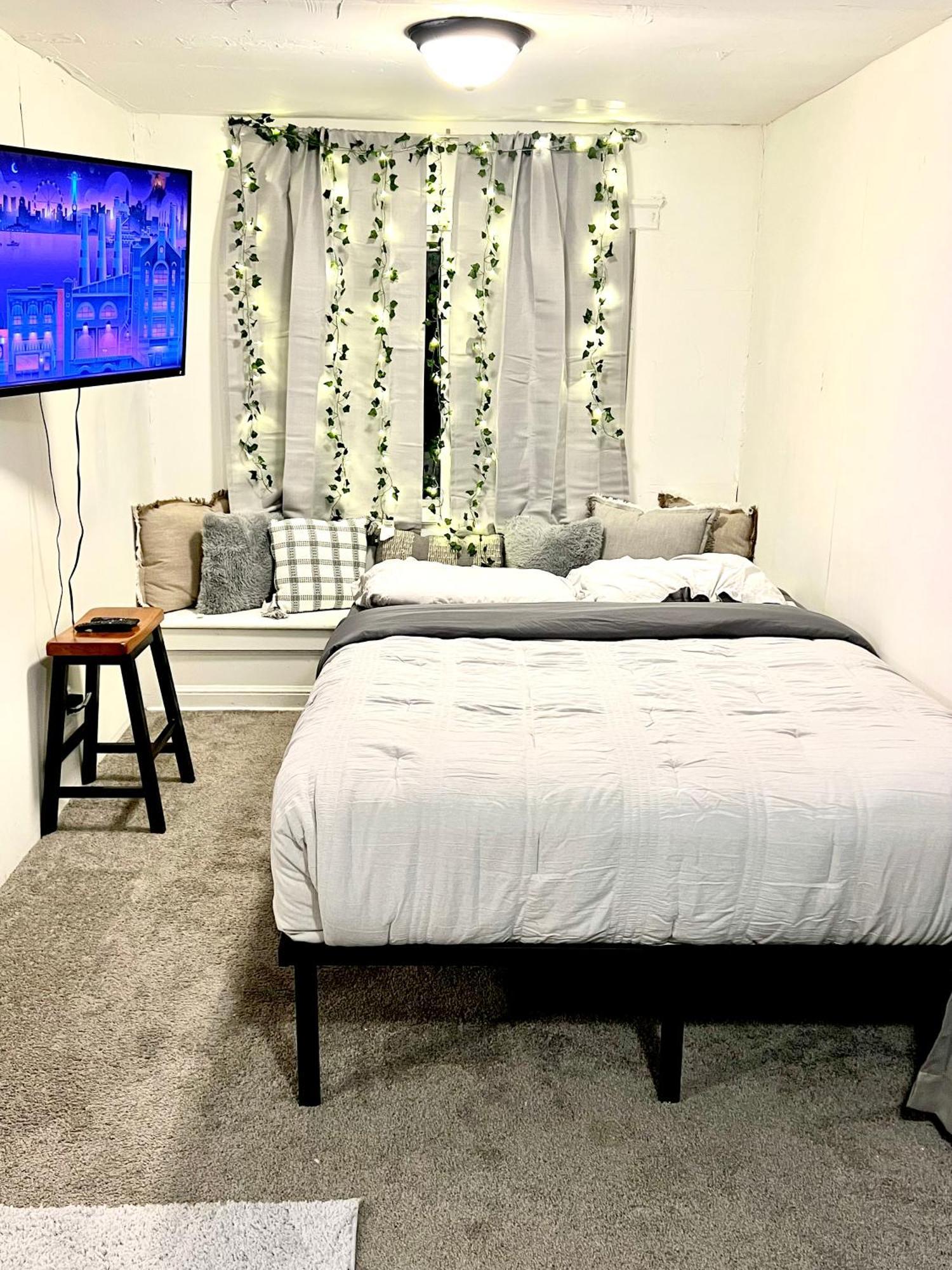 Two Bedroom Villa Studio With Fireplace & Living Room デトロイト エクステリア 写真