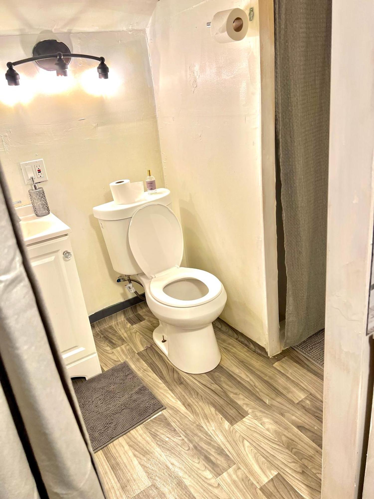 Two Bedroom Villa Studio With Fireplace & Living Room デトロイト エクステリア 写真