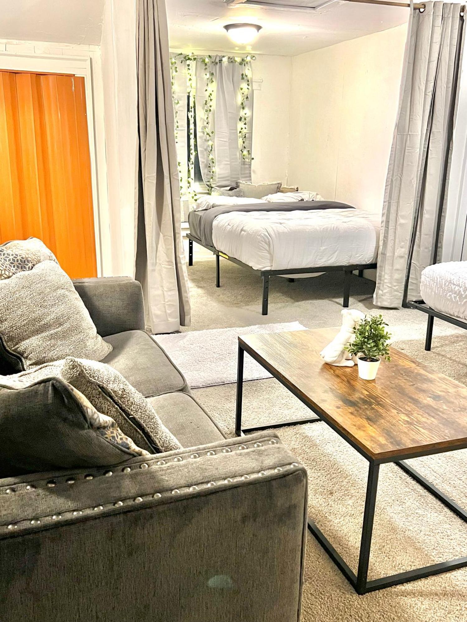Two Bedroom Villa Studio With Fireplace & Living Room デトロイト エクステリア 写真