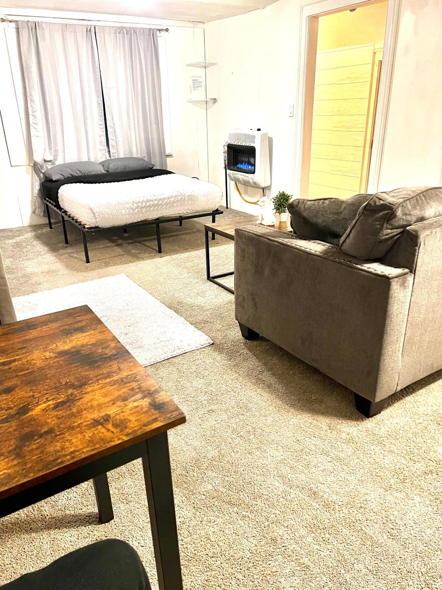 Two Bedroom Villa Studio With Fireplace & Living Room デトロイト エクステリア 写真
