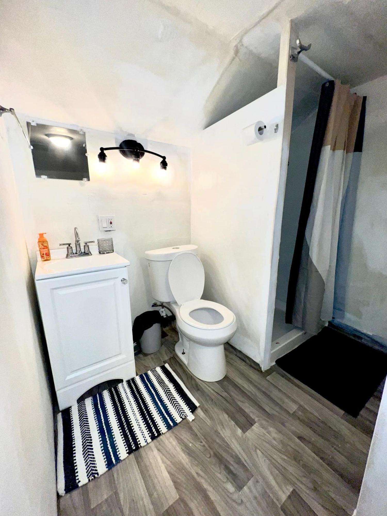 Two Bedroom Villa Studio With Fireplace & Living Room デトロイト エクステリア 写真